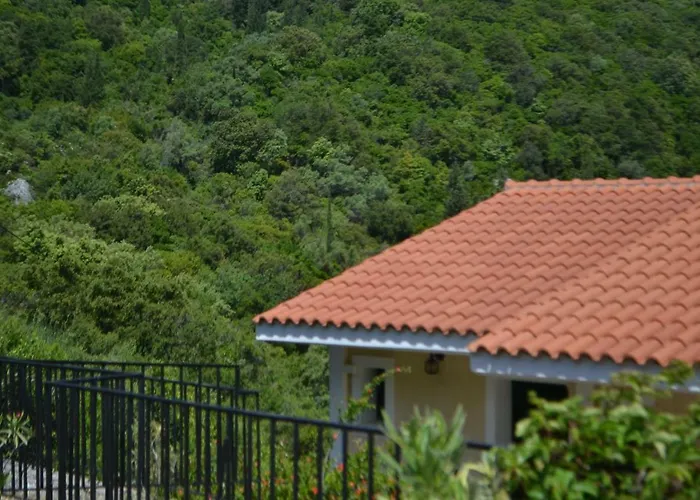 Giannatos Studios- Isabella アパート